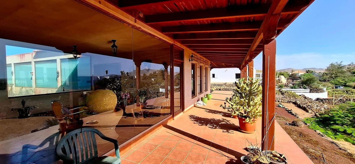 7 makuuhuone Huvila myytävänä paikassa La Oliva mukana 
autotalli - 1 070 000 € (Ref: 9257127)