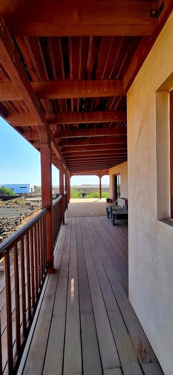 8 slaapkamer Villa te koop in La Oliva met garage - € 990.000 (Ref: 9257127)