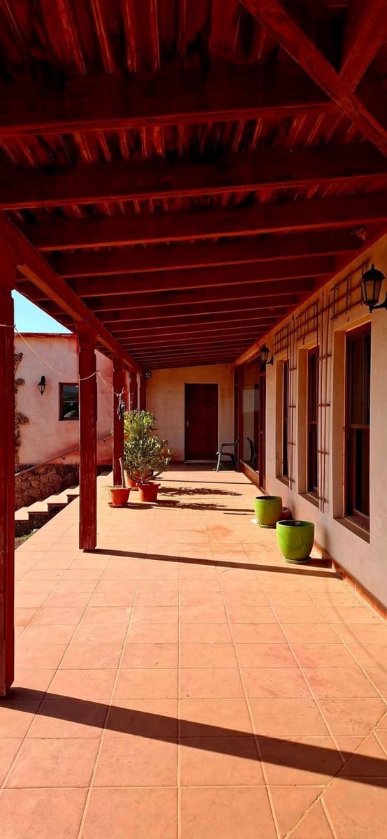 8 slaapkamer Villa te koop in La Oliva met garage - € 990.000 (Ref: 9257127)