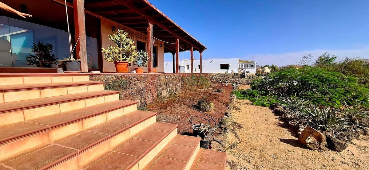 8 slaapkamer Villa te koop in La Oliva met garage - € 990.000 (Ref: 9257127)