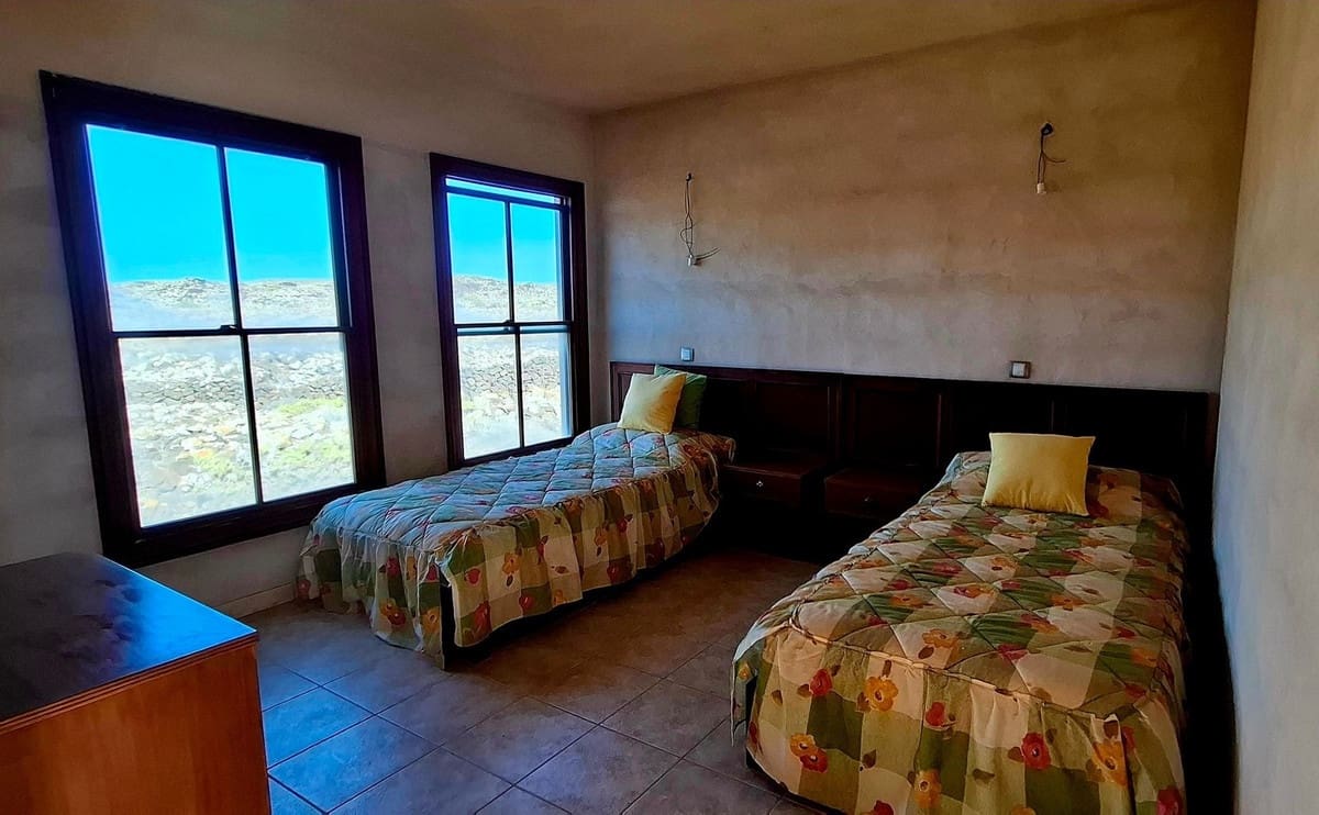 8 slaapkamer Villa te koop in La Oliva met garage - € 990.000 (Ref: 9257127)