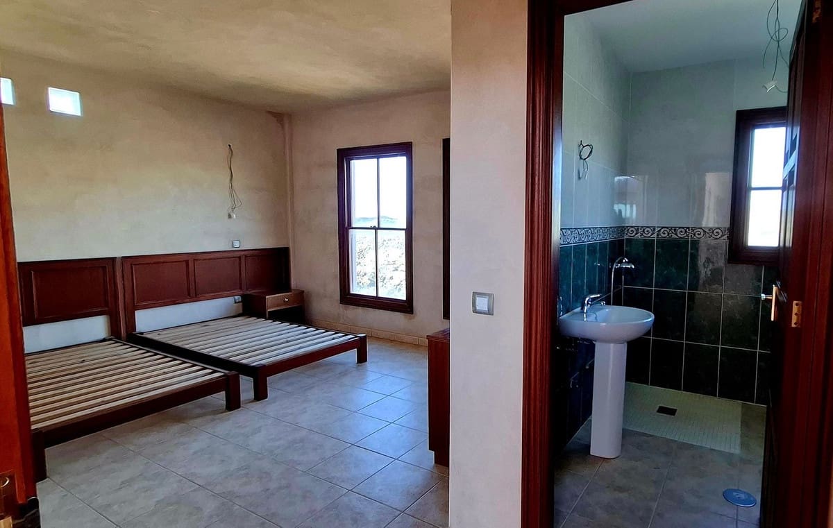 8 slaapkamer Villa te koop in La Oliva met garage - € 990.000 (Ref: 9257127)