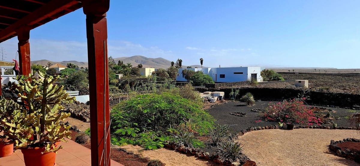 8 slaapkamer Villa te koop in La Oliva met garage - € 990.000 (Ref: 9257127)