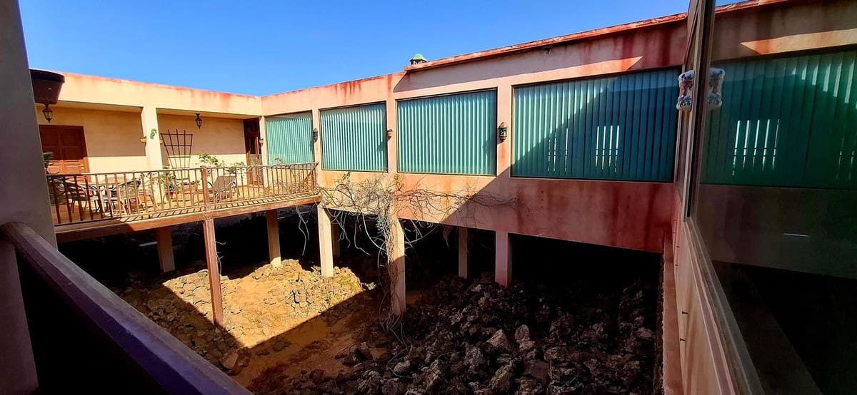 8 slaapkamer Villa te koop in La Oliva met garage - € 990.000 (Ref: 9257127)