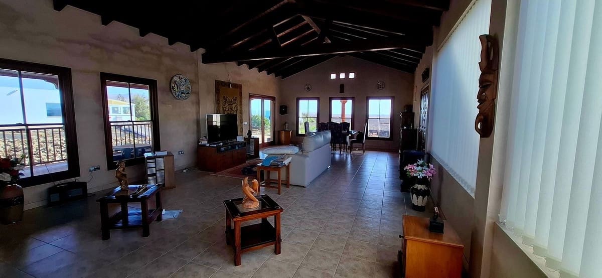 8 slaapkamer Villa te koop in La Oliva met garage - € 990.000 (Ref: 9257127)