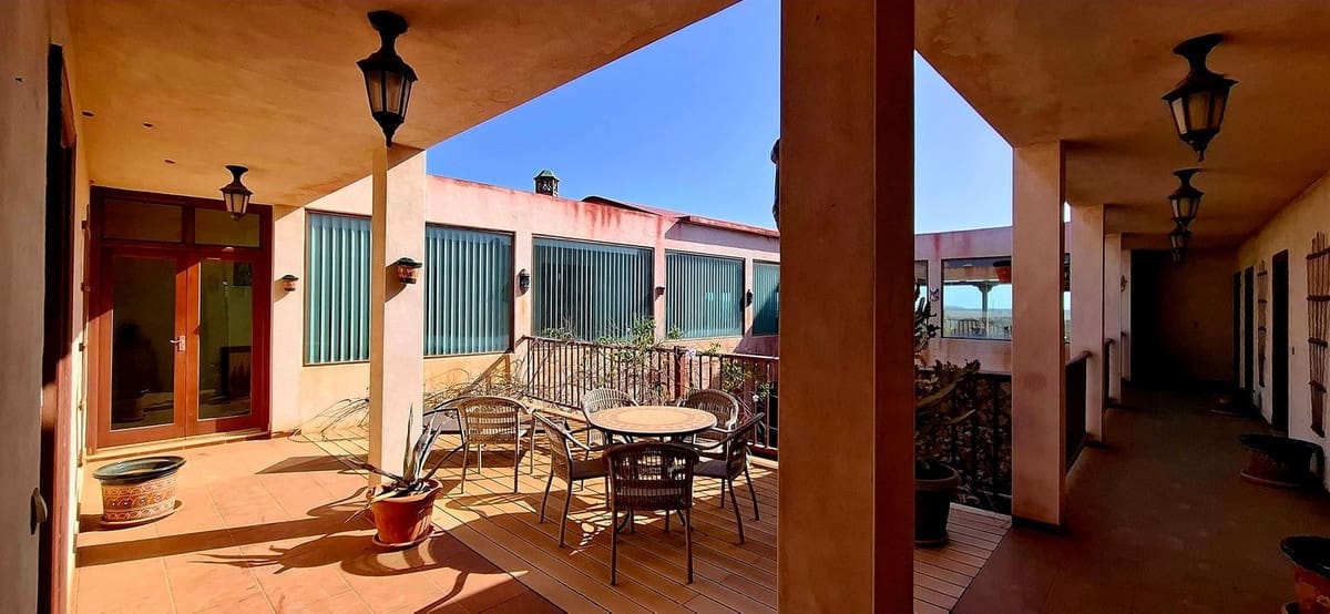 8 slaapkamer Villa te koop in La Oliva met garage - € 990.000 (Ref: 9257127)