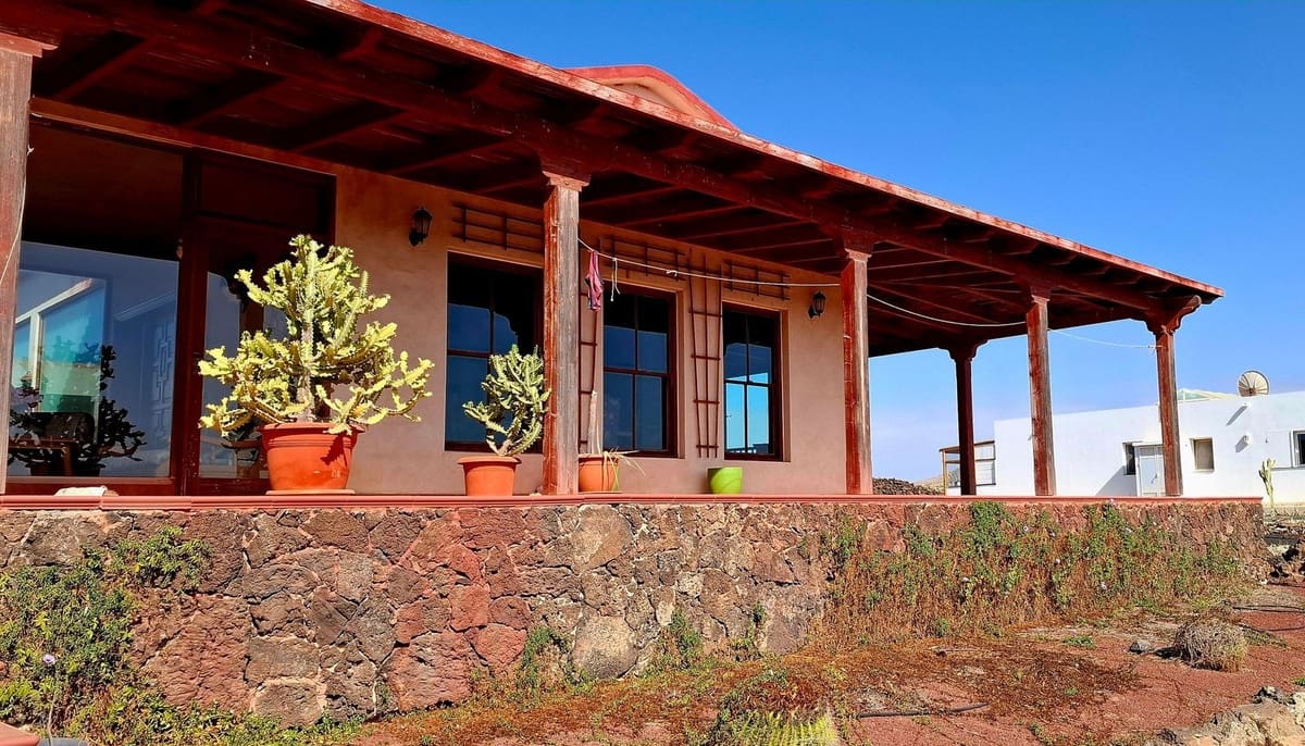 8 slaapkamer Villa te koop in La Oliva met garage - € 990.000 (Ref: 9257127)