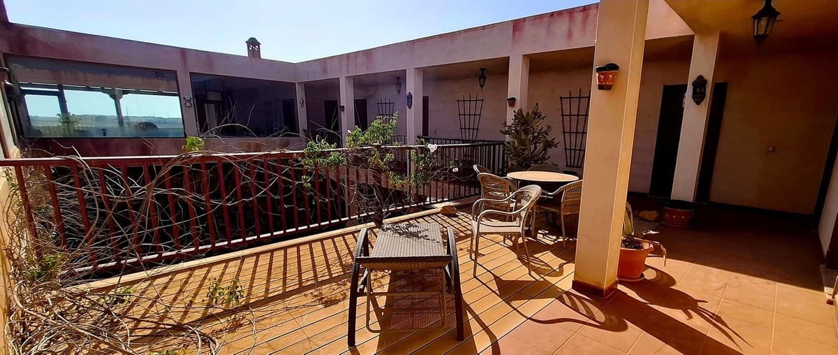 8 slaapkamer Villa te koop in La Oliva met garage - € 990.000 (Ref: 9257127)