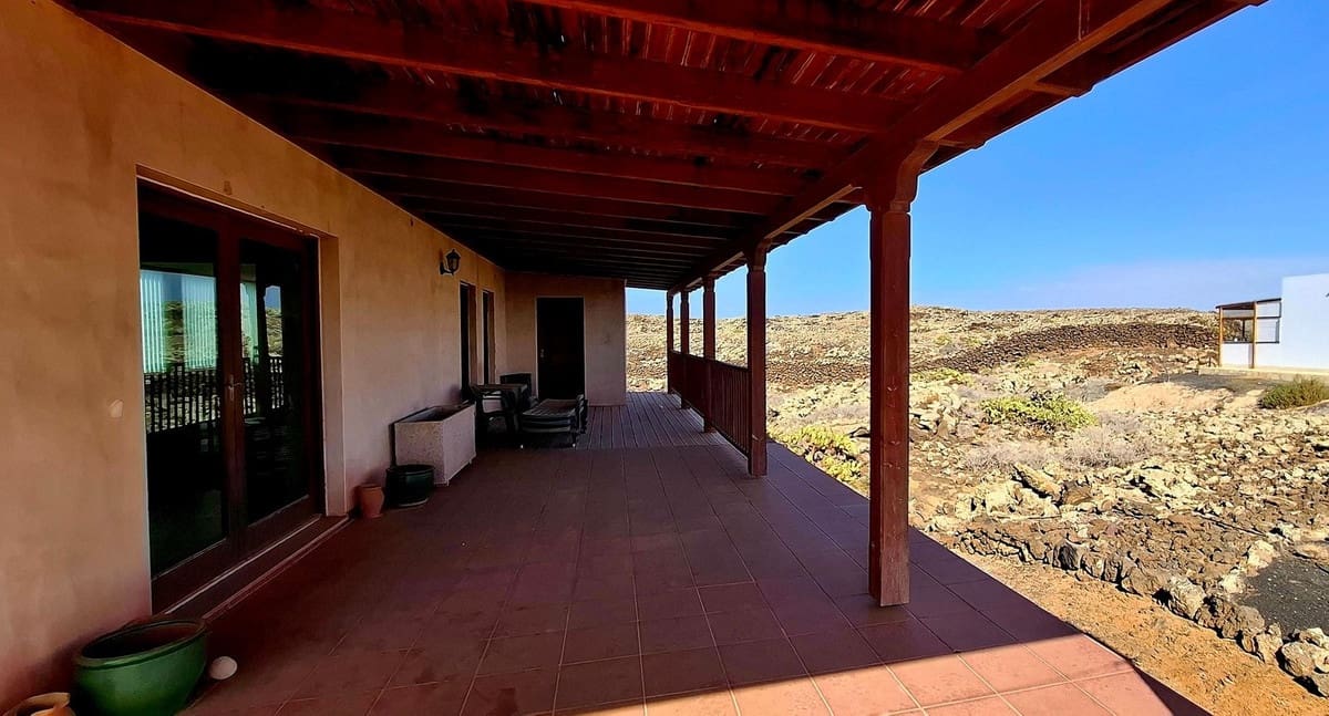 8 sypialnia Willa na sprzedaż w El Cotillo z garażem - 990 000 € (Ref: 9257127)