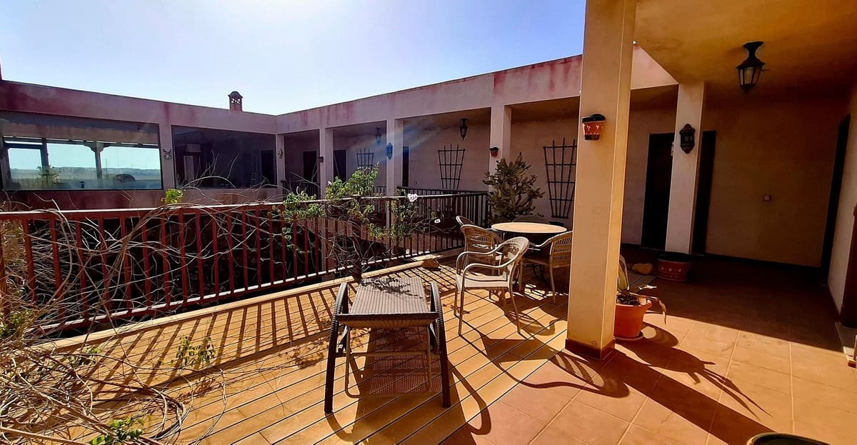 8 sypialnia Willa na sprzedaż w El Cotillo z garażem - 990 000 € (Ref: 9257127)