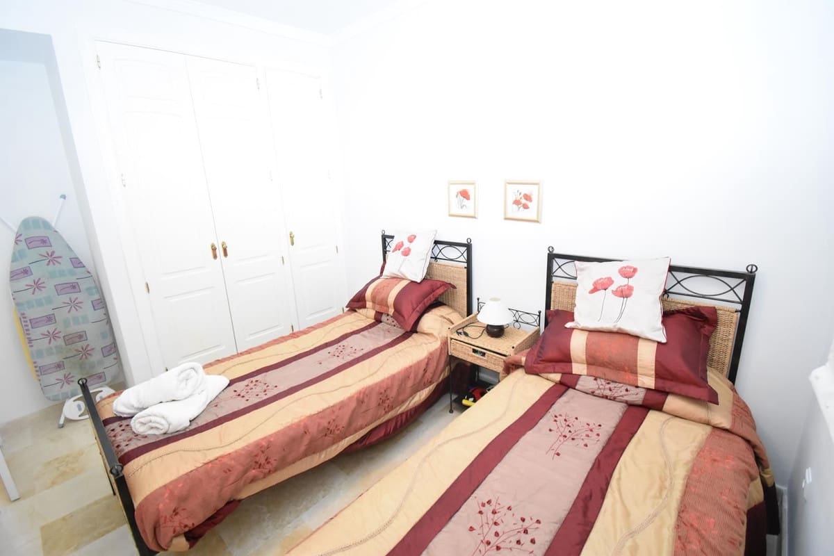 2 bedroom Apartment for sale in Elviria with pool garage - € 339,000 (Ref: 9272344)