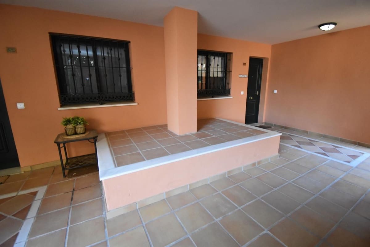 2 bedroom Apartment for sale in Elviria with pool garage - € 339,000 (Ref: 9272344)