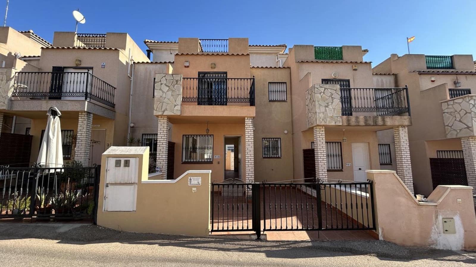2 bedroom Townhouse for sale in Torrevieja with pool - € 195,000 (Ref: 9276195)