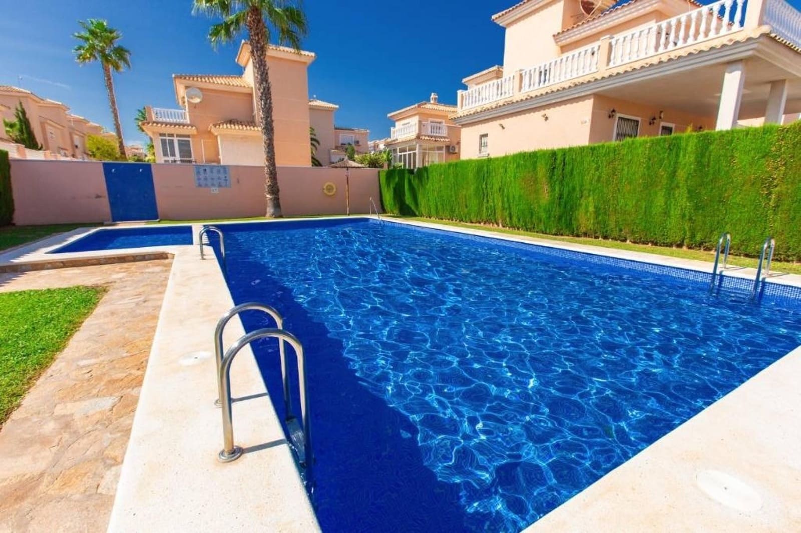 2 bedroom Townhouse for sale in Torrevieja with pool - € 195,000 (Ref: 9276195)