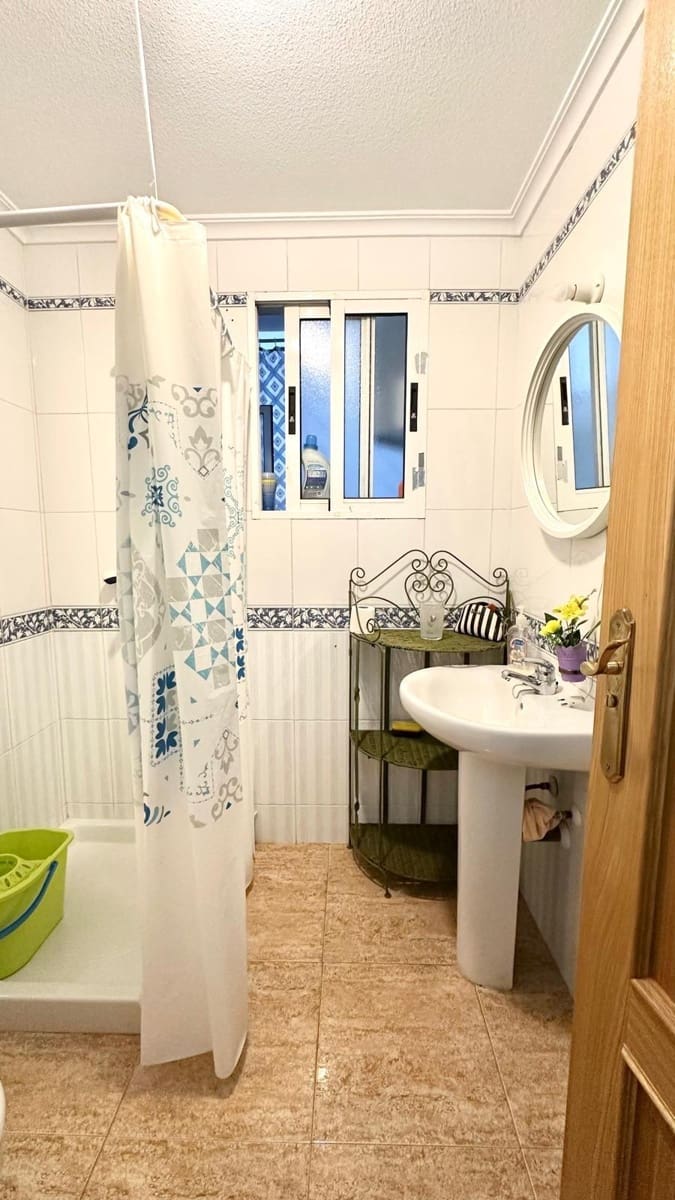 2 makuuhuone Huoneisto myytävänä paikassa Torrevieja mukana uima-altaan - 165 000 € (Ref: 9276202)