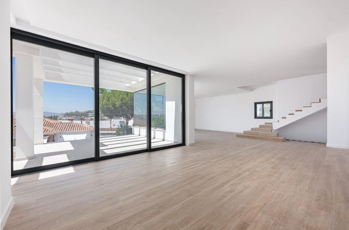 5 bedroom Villa for sale in El Coto with pool - € 1,400,000 (Ref: 9291290)