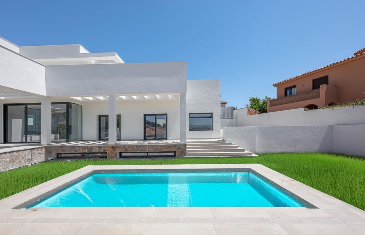 5 bedroom Villa for sale in El Coto with pool - € 1,400,000 (Ref: 9291290)