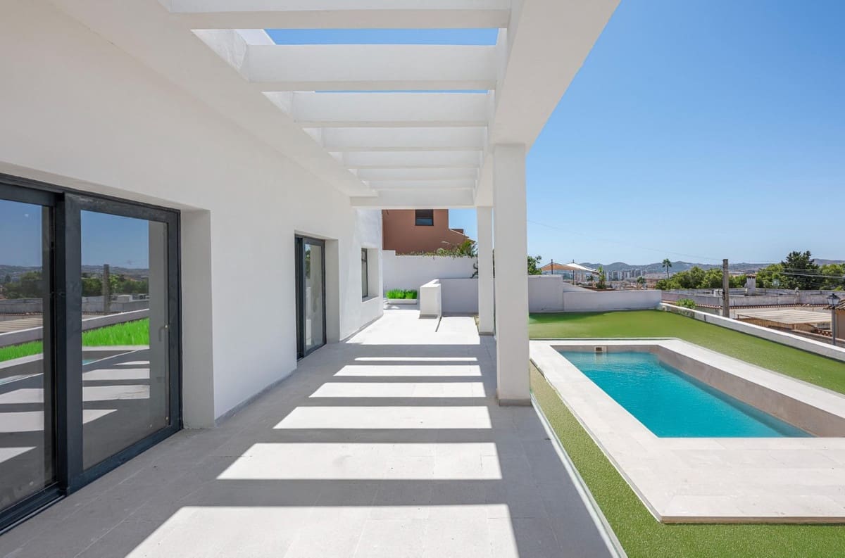 5 bedroom Villa for sale in El Coto with pool - € 1,400,000 (Ref: 9291290)