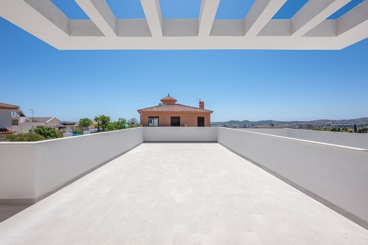 5 bedroom Villa for sale in El Coto with pool - € 1,400,000 (Ref: 9291290)