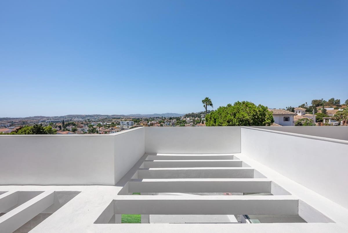 5 bedroom Villa for sale in El Coto with pool - € 1,400,000 (Ref: 9291290)