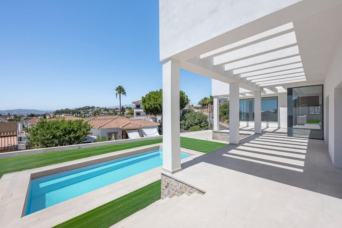 5 bedroom Villa for sale in El Coto with pool - € 1,400,000 (Ref: 9291290)