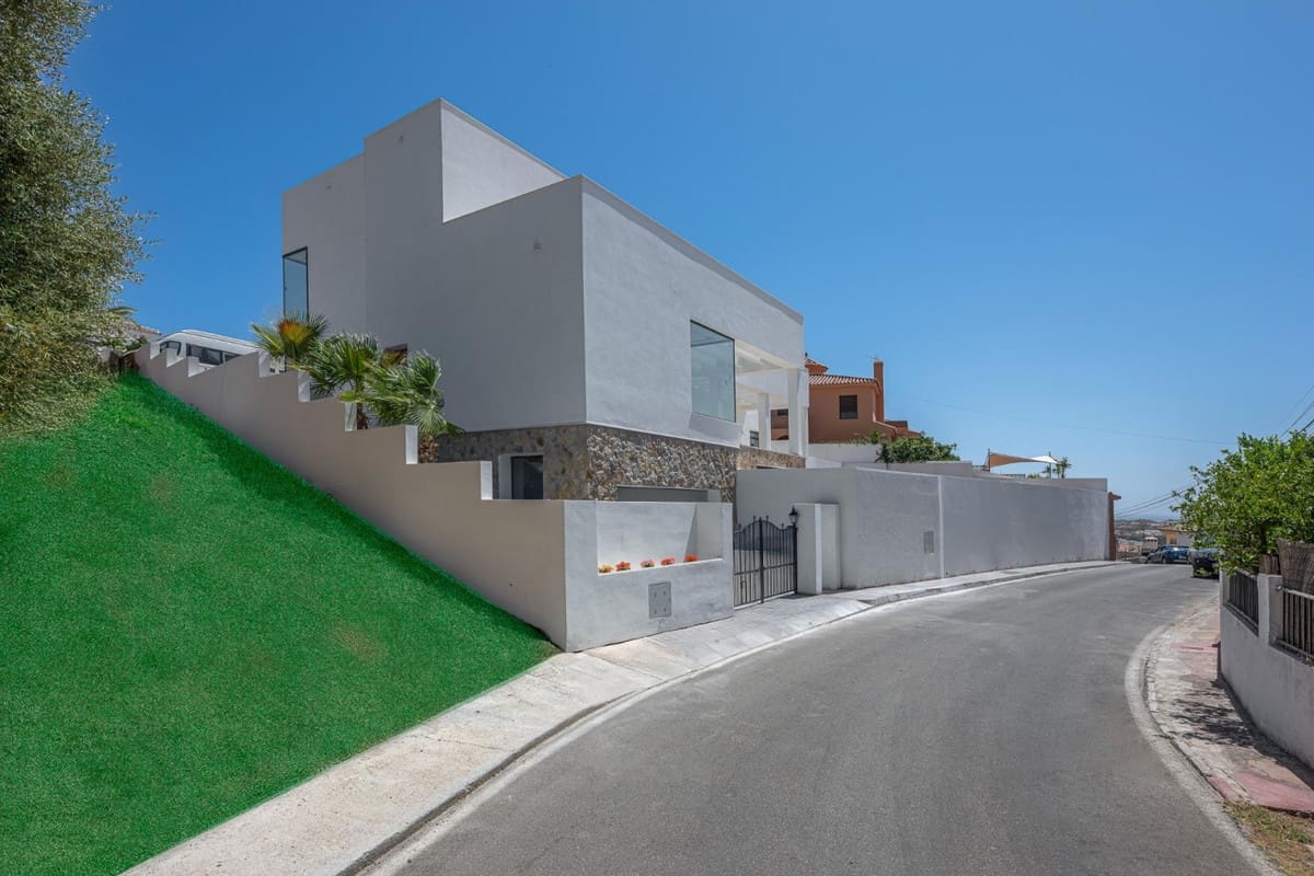 5 bedroom Villa for sale in El Coto with pool - € 1,400,000 (Ref: 9291290)