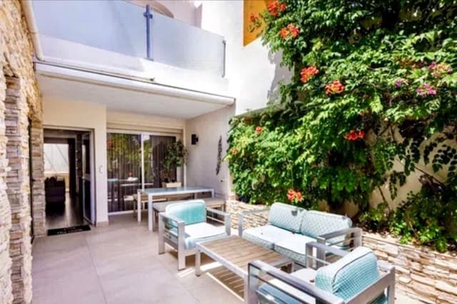 5 chambre Villa/Maison Semi-Mitoyenne à vendre à Marbella avec piscine - 720 000 € (Ref: 9300931)