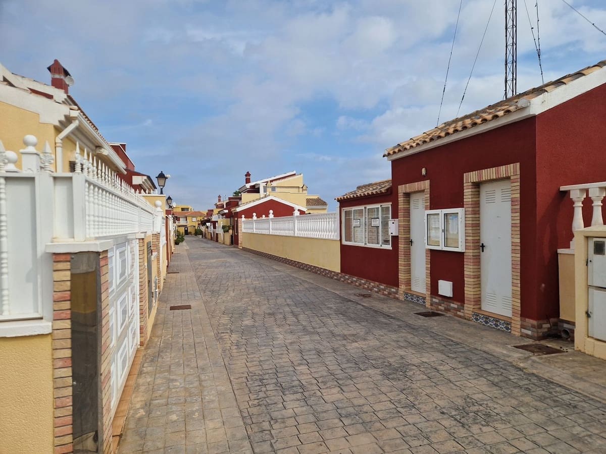 3 chambre Bungalow à vendre à Torrevieja avec piscine garage - 188 000 € (Ref: 9310759)