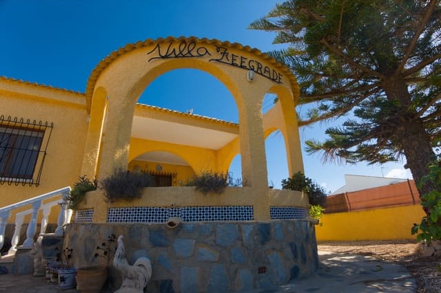 Chalet de 2 habitaciones en La Siesta, Torrevieja en venta - 255.000 € (Ref: 9312656)