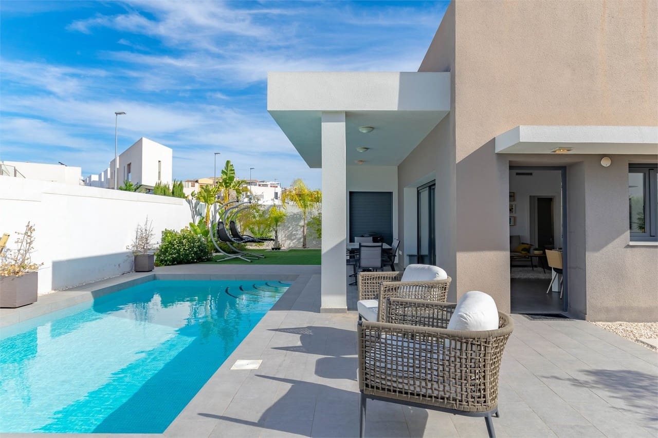 3 bedroom Villa for sale in Benijofar with garage - € 425,000 (Ref: 9312663)