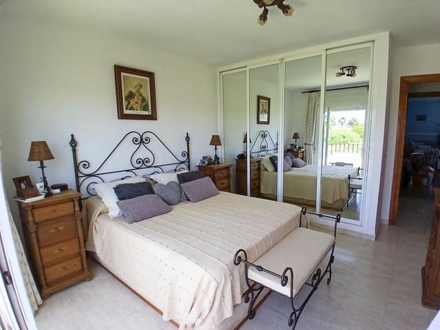 3 bedroom Apartment for sale in Zona Calvario, Estepona - € 300,000 (Ref: 9312673)