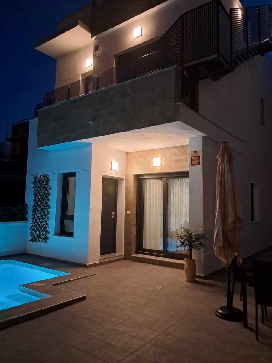 3 camera da letto Villa in vendita in Torrevieja con piscina - 385.000 € (Rif: 9317729)