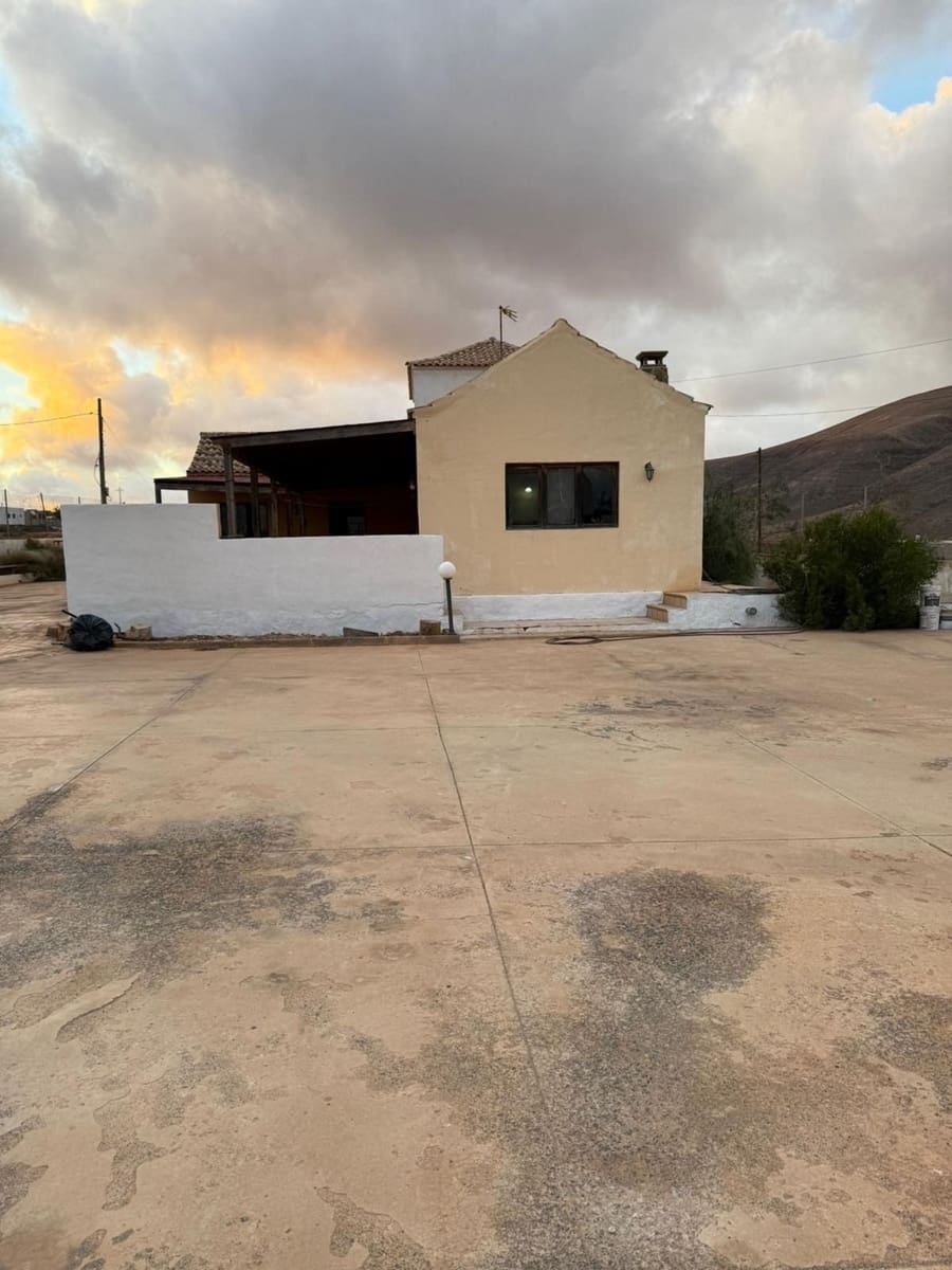 4 bedroom Villa for sale in Puerto del Rosario with pool garage - € 320,000 (Ref: 9326295)