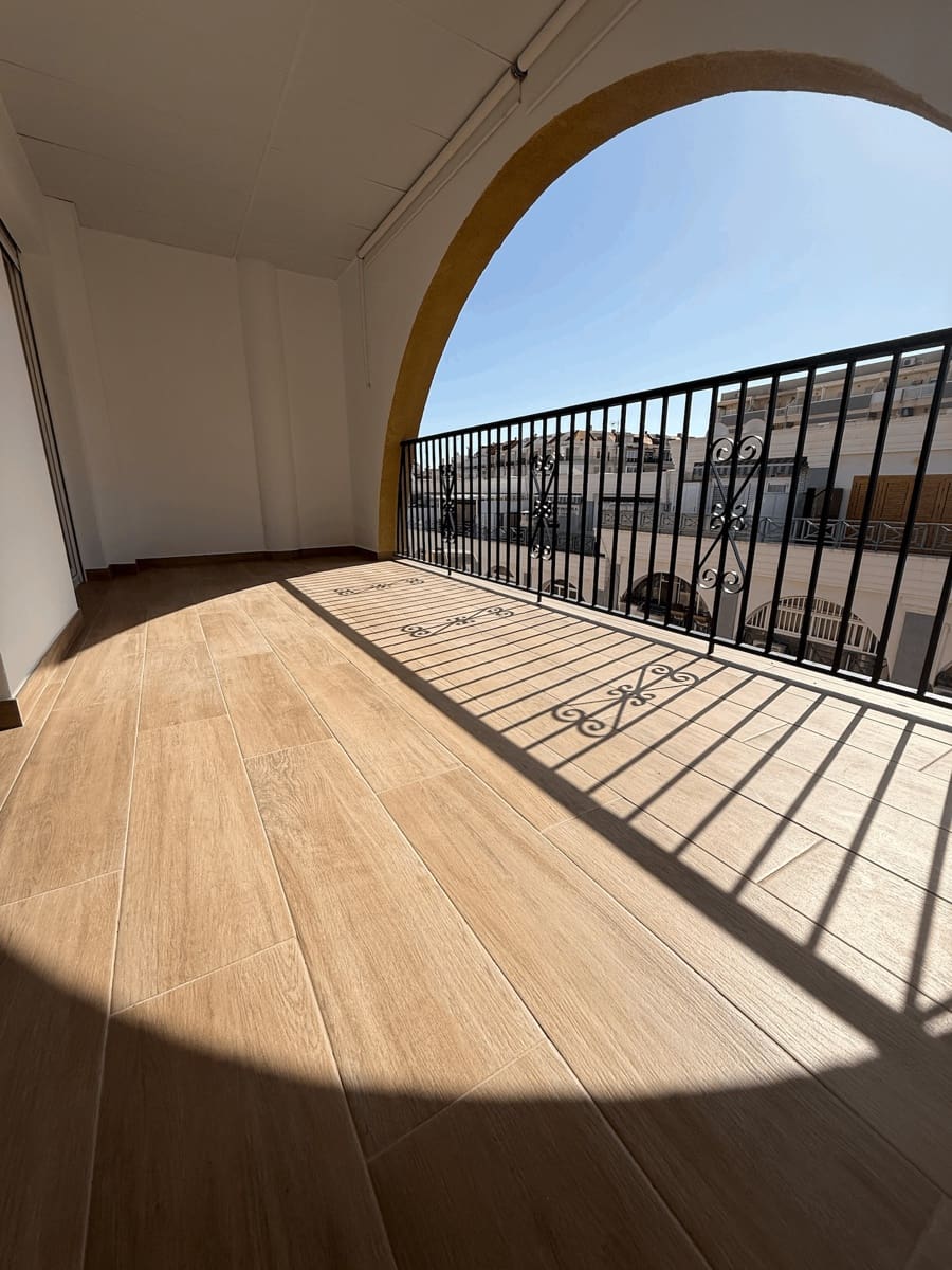 2 soveværelse Lejlighed til salg i Torrevieja med swimmingpool - € 165.000 (Ref: 9330505)