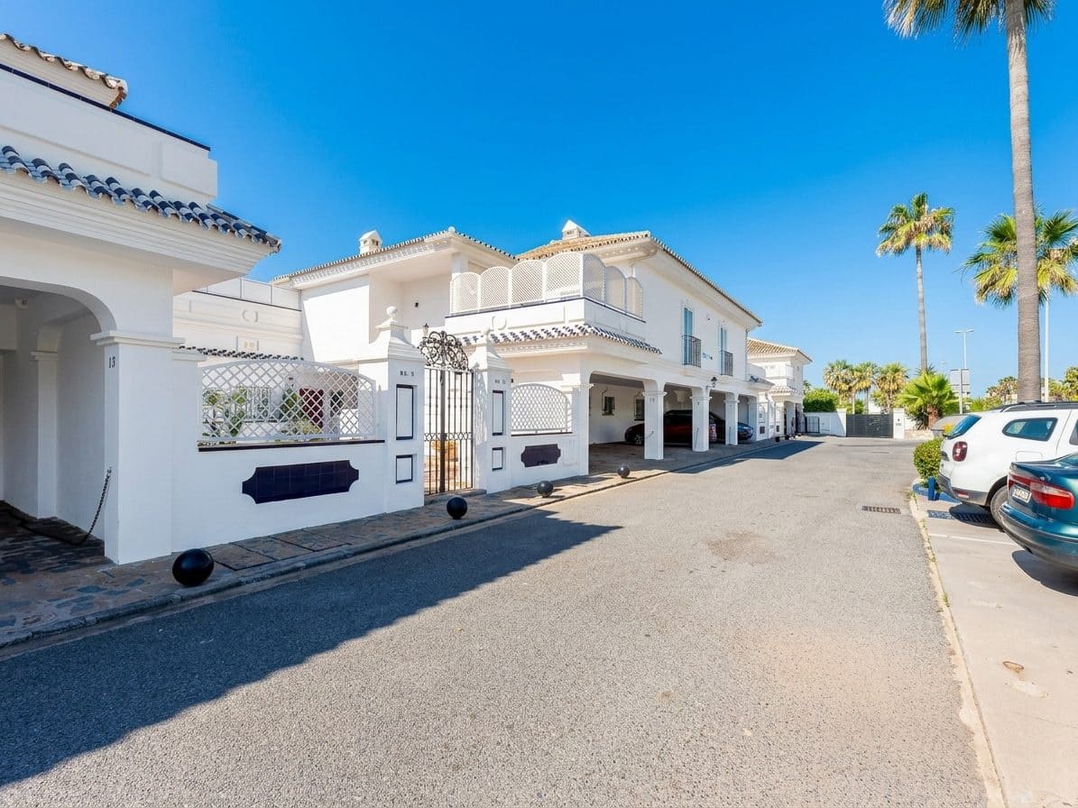2 bedroom Apartment for sale in Mijas Costa - € 449,999 (Ref: 9359121)