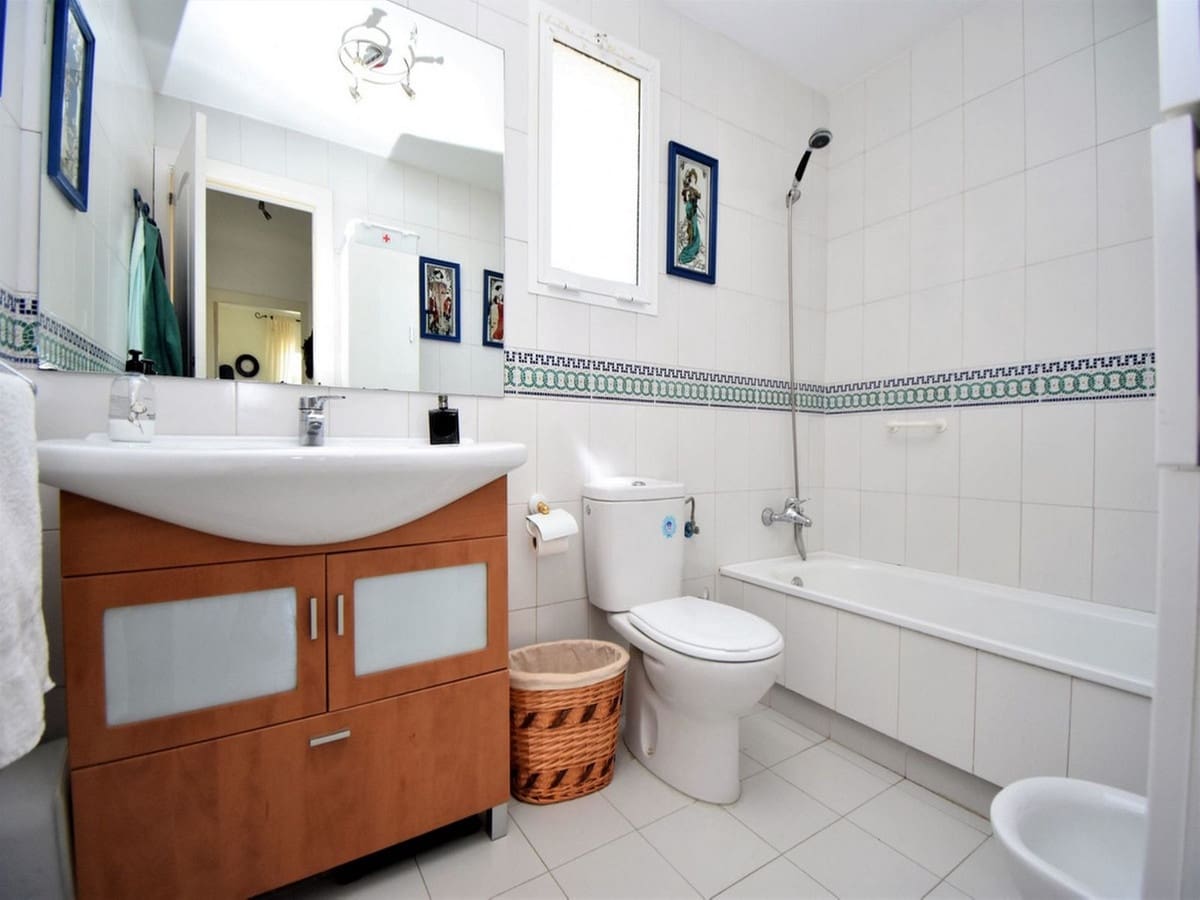 2 soverom Leilighet til salgs i Riviera del Sol med svømmebasseng garasje - € 360 000 (Ref: 9359125)