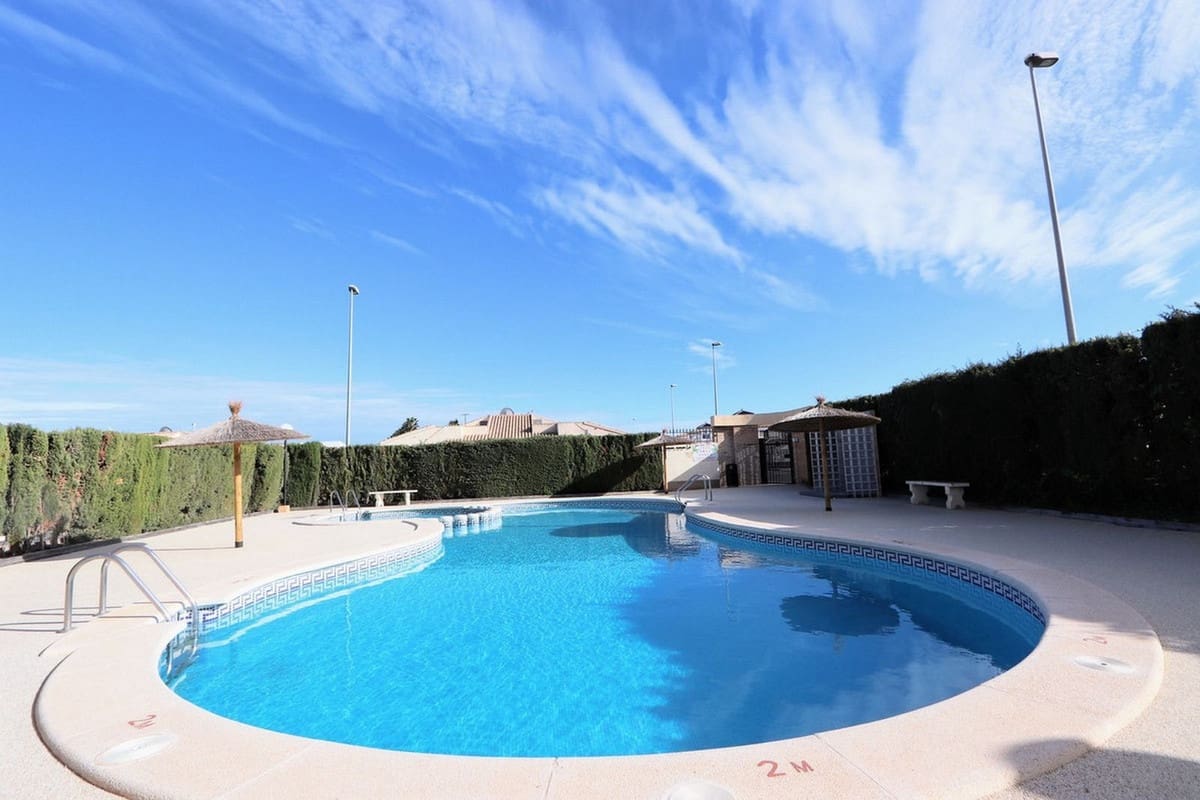 2 soverom Leilighet til salgs i La Zenia med svømmebasseng garasje - € 165 000 (Ref: 9359146)