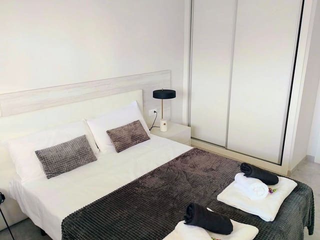 Apartamento de 2 habitaciones en Villamartin, Orihuela en venta con piscina garaje - 274.900 € (Ref: 9359151)