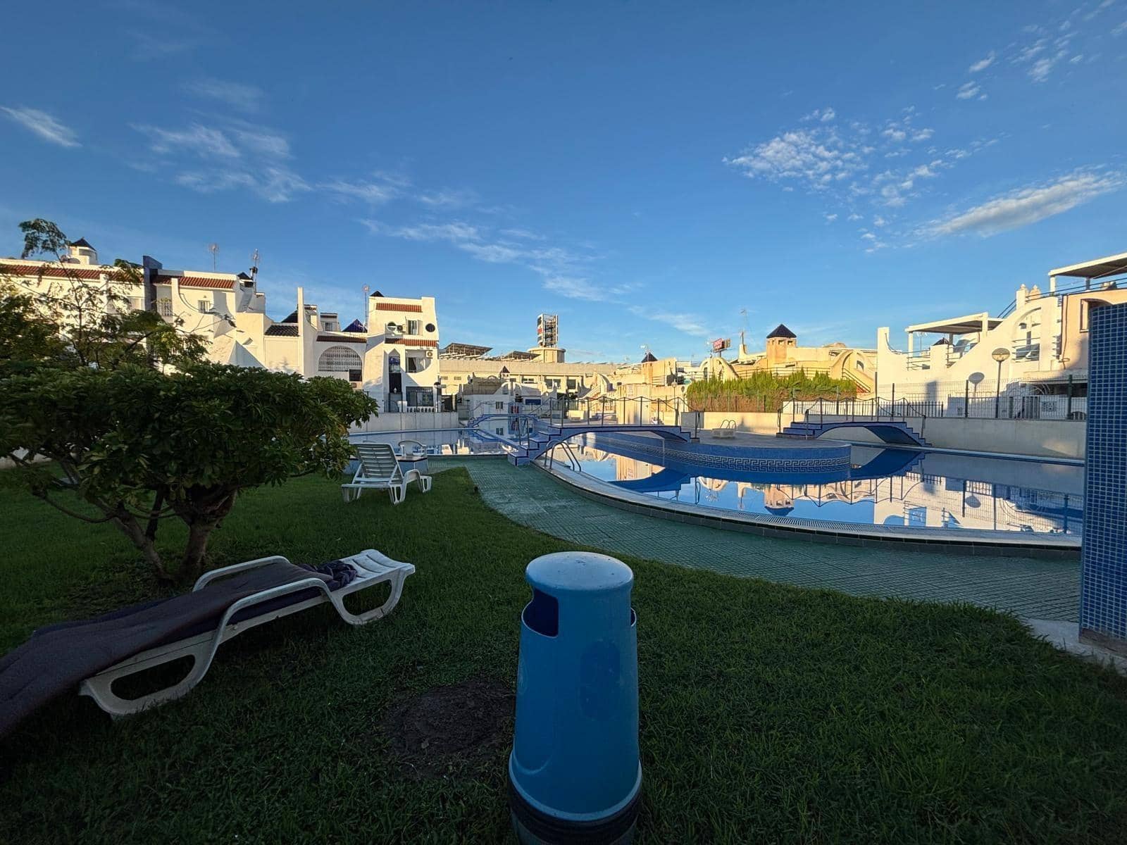 4 soveværelse Semi-Rækkehus til salg i Torrevieja med swimmingpool - € 169.900 (Ref: 9359195)