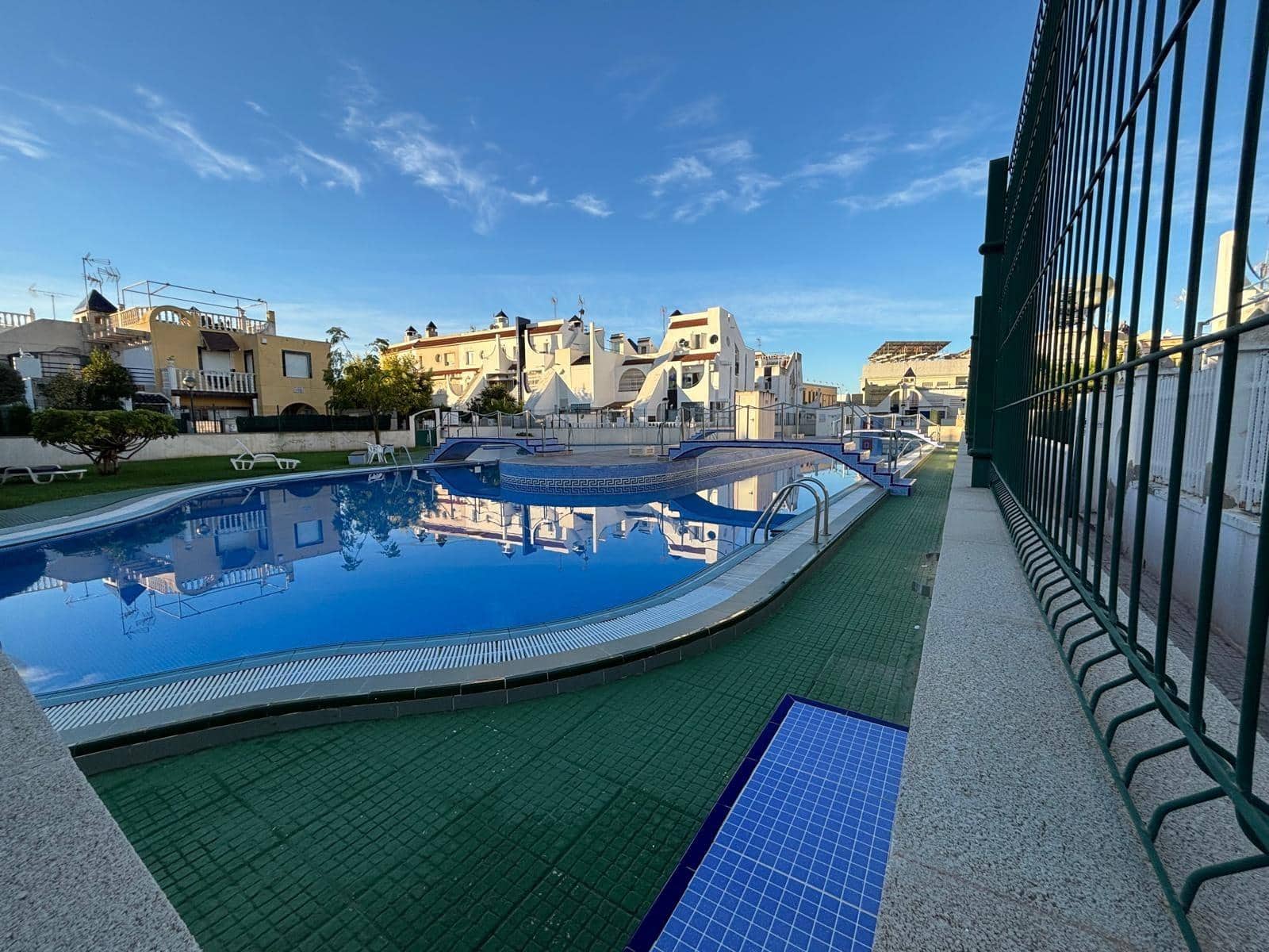 4 soveværelse Semi-Rækkehus til salg i Torrevieja med swimmingpool - € 169.900 (Ref: 9359195)
