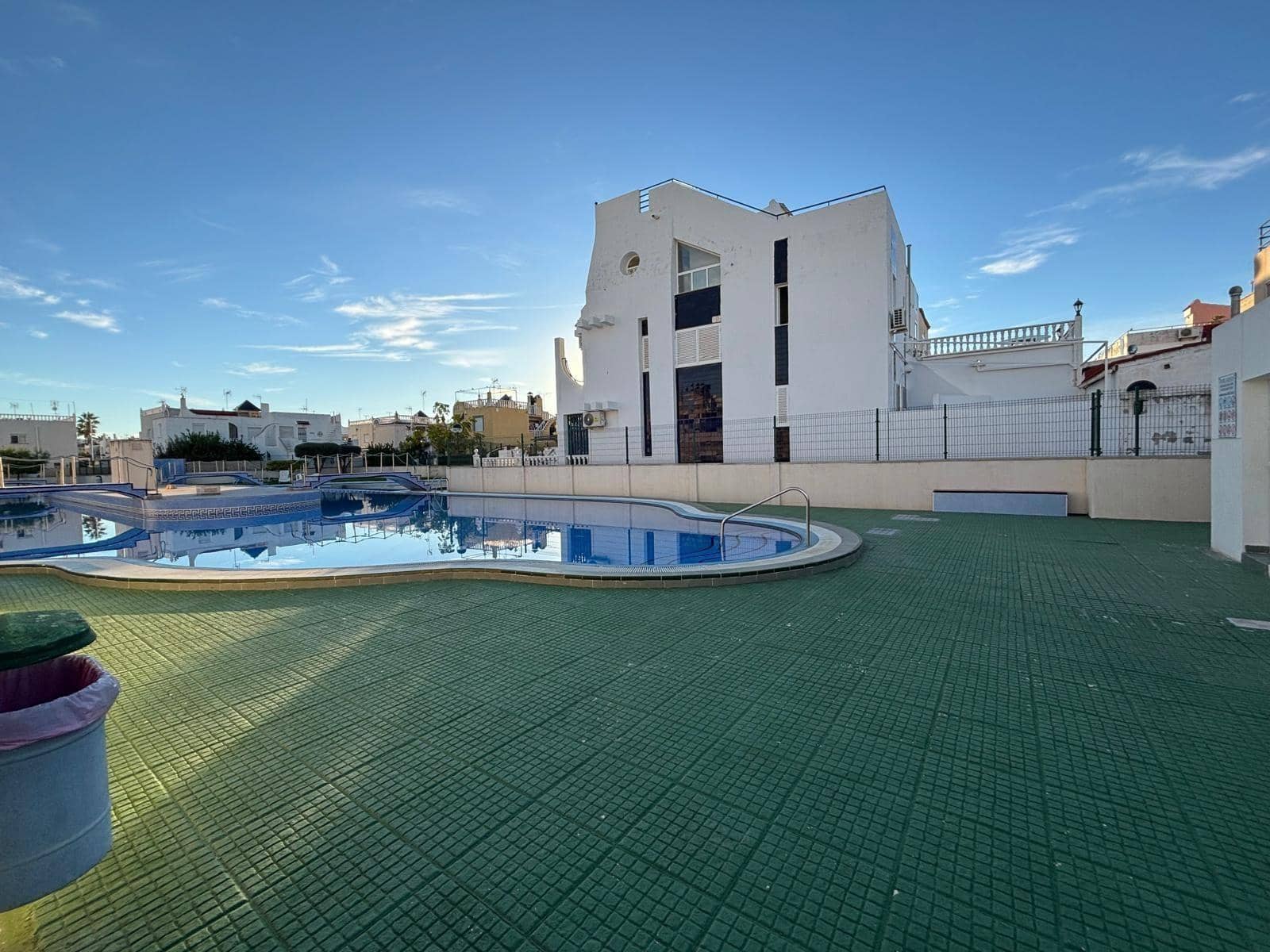 4 soveværelse Semi-Rækkehus til salg i Torrevieja med swimmingpool - € 169.900 (Ref: 9359195)