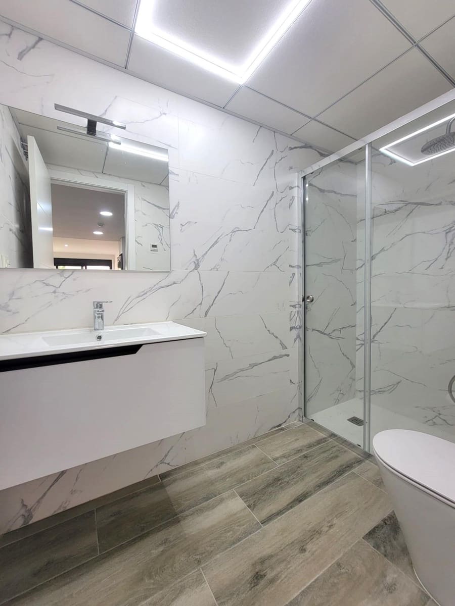 Apartamento de 3 habitaciones en Torrevieja en venta con piscina - 375.000 € (Ref: 9359271)