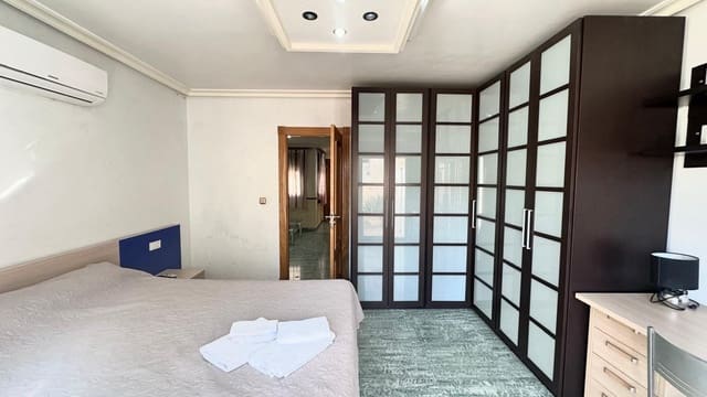 4 bedroom Apartment for sale in Torrevieja - € 480,000 (Ref: 9359275)