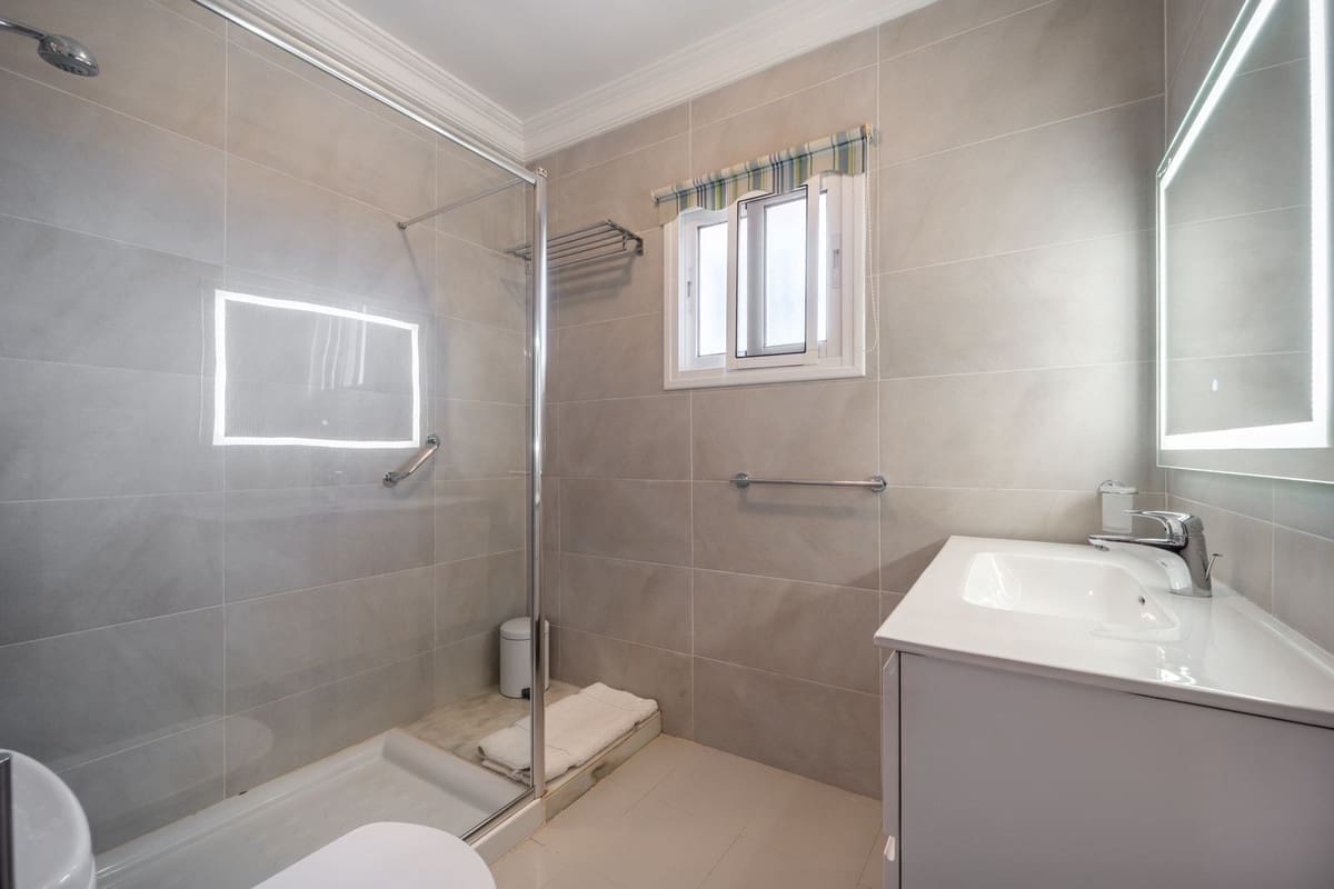 Chalet de 2 habitaciones en Elviria en venta - 825.000 € (Ref: 9359345)