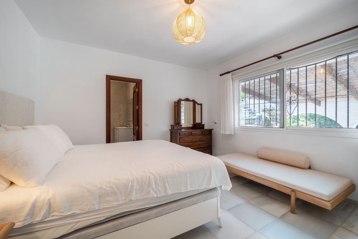 Chalet de 2 habitaciones en Elviria en venta - 825.000 € (Ref: 9359345)