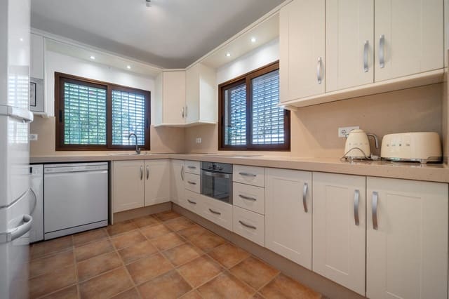 Chalet de 2 habitaciones en Elviria, Marbella en venta - 825.000 € (Ref: 9359345)