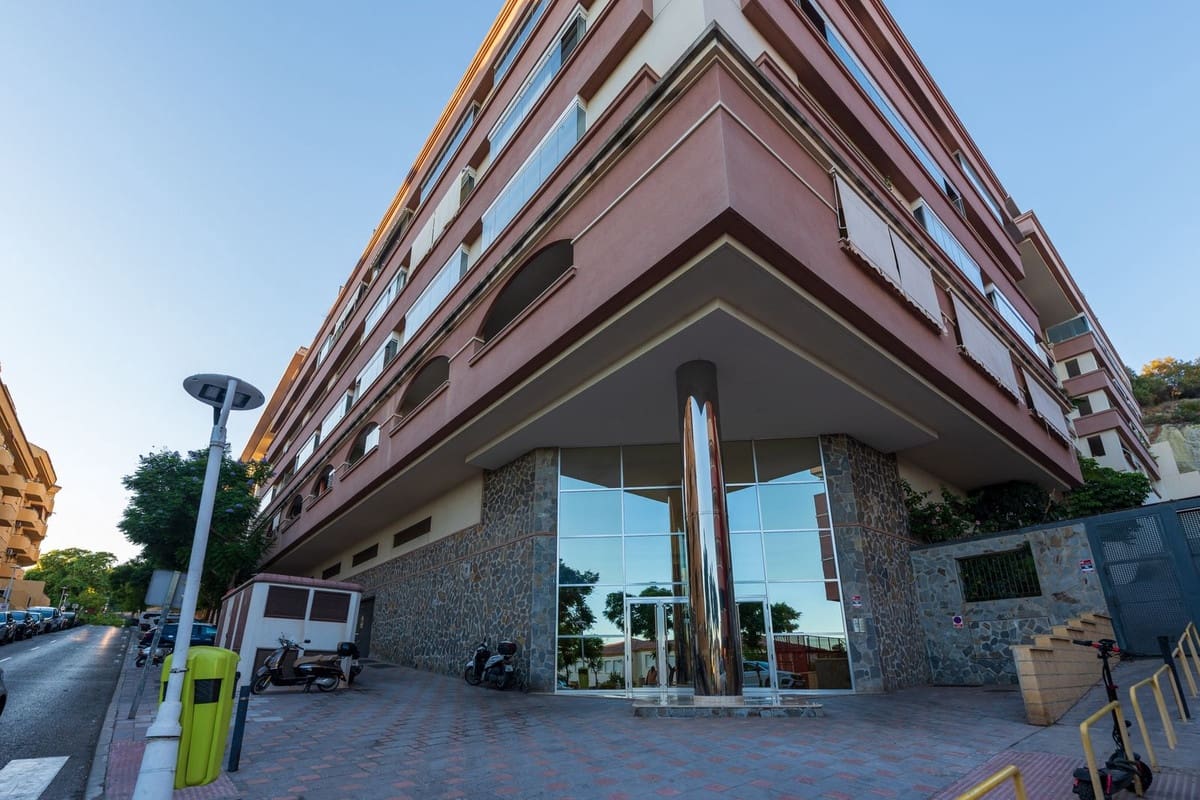 1 bedroom Apartment for sale in Fuengirola with pool - € 215,000 (Ref: 9359364)