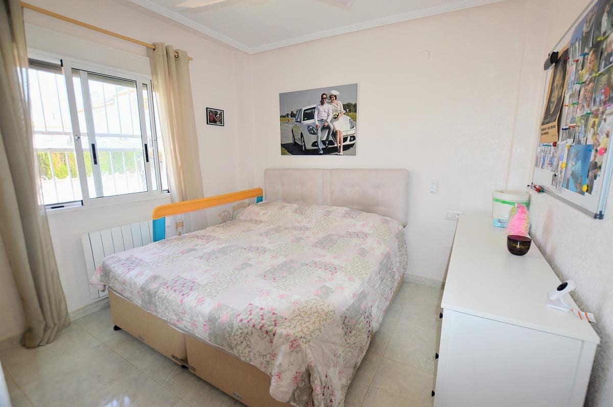 3 bedroom Villa for sale in Torrevieja with pool - € 350,000 (Ref: 9359368)