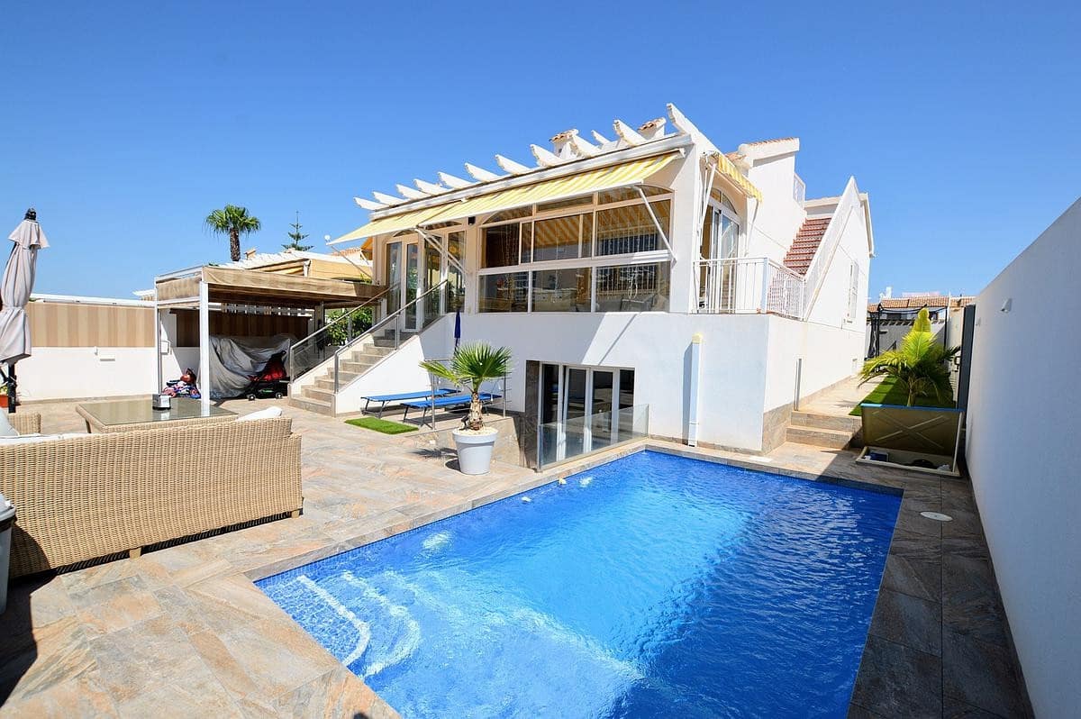 3 bedroom Villa for sale in Torrevieja with pool - € 350,000 (Ref: 9359368)