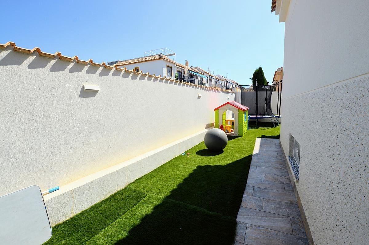 3 bedroom Villa for sale in Torrevieja with pool - € 350,000 (Ref: 9359368)
